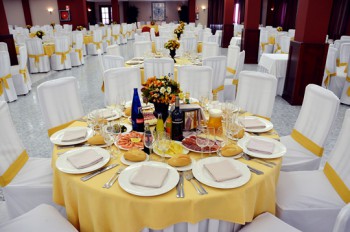 Detalle salón montado para bodas y celebraciones