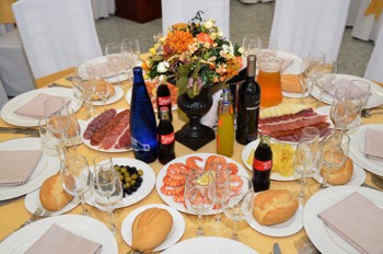 Detalle presentación del menú en mesa para bodas y celebraciones